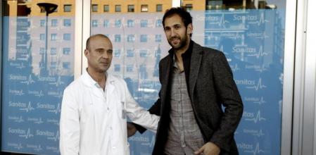 Diego López, nuevo portero del Real Madrid, recibido hoy por Carlos Díez, Jefe de los Servicios Médicos Sanitas-Real Madrid para pasar el reconocimiento médico