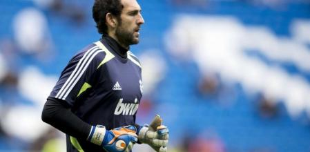 El flamante portero del Real Madrid, Diego López, realiza los ejercicios de calentamiento previos al encuentro ante el Getafe