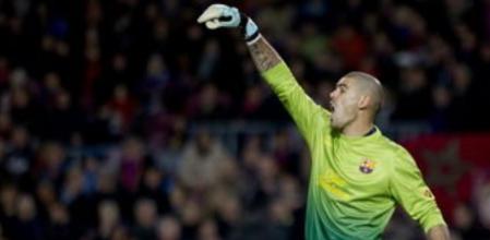 El portero del F.C. Barcelona Víctor Valdés da instrucciones a sus jugadores durante el partido frente al Osasuna