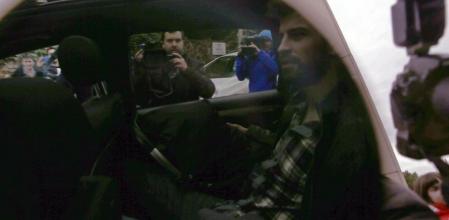 El futbolista del F.C. Barcelona Gerard Piqué junto a Shakira y su hijo Milan abandonan la clínica de Barcelona donde el pasado martes dio a luz la cantante colombiana. La cantante y su hijo dejaron el centro hospitalario en un vehículo todoterreno con los cristales tintados y no se han detenido ante los numerosos periodistas, fotógrafos, cámaras de televisión y curiosos que se encontraban en el lugar.