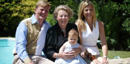 La princesa Maxima, el príncipe Guillermo Alejandro y la Reina Beatriz de Holanda, que sostiene a su nieta Amalia, posan en Tavarnelle, Italia, el 9 de julio de 2004