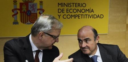 El ministro de Economía, Luis de Guindos y el vicepresidente de la Comisión Europea y comisario de Asuntos Económicos y Monetarios, Olli Rehn, durante la rueda de prensa conjunta ofrecida tras mantener una reunión bilateral