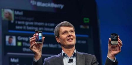 El director general de RIM (a partir de ahora, Blackberry) muestra los smartphones Z10 y Q10 durante la presentación de BB10