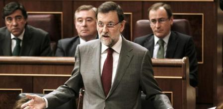 El presidente del Gobierno, Mariano Rajoy, junto a la vicepresidenta, Soraya Sáenz de Santamaría, durante su intervención en la sesión de control al Ejecutivo