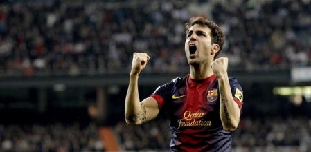 El centrocampista del F.C. Barcelona Cesc Fábregas celebra el gol que ha marcado al Real Madrid durante el partido de ida de las semifinales de la Copa del Rey disputado esta noche en el estadio Santiago Bernabéu.