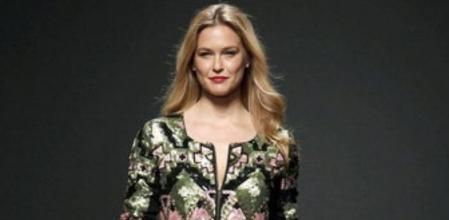 La modelo israelí Bar Refaeli luce un diseño de la firma Desigual en la pasarela de moda 080 Barcelona Fashion que se celebra en la capital catalana hasta el próximo día 31 de enero