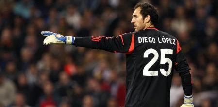 El portero del Real Madrid, Diego López, da instrucciones a sus compañeros, durante el partido de ida de las semifinales de la Copa del Rey que Real Madrid y FC Barcelona disputan esta noche en el estadio Santiago Bernabéu, en Madrid