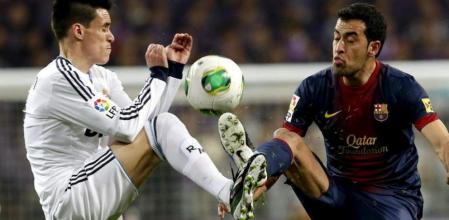 José Callejón lucha un balón con el mediocentro blaugrana Sergio Busquets durante el partido de ida de las semifinales de Copa
