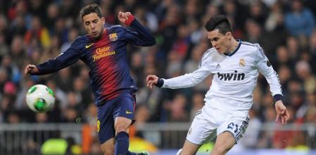 Jose Maria Callejon lucha con Jordi Alba por un balón durante el Real Madrid-Barça de la Copa del Rey