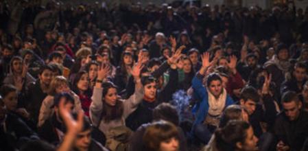 Cientos de jóvenes se congragan en la Plaça Sant Jaume de Barcelona para protestar contra la corrupción