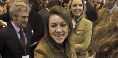 La secretaria general del PP y presidenta del Gobierno de Castilla-La Mancha, María Dolores Cospedal, durante su visita al stand de Castilla-La Mancha en la Feria Internacional de Turismo (Fitur).