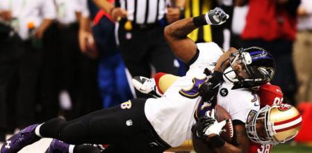 Bernard Pierce de los Baltimore Ravens con Dashon Goldson, de los 49ers, en la SuperBowl