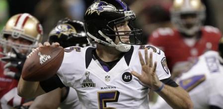 Joe Flacco de los Baltimore Ravens da un pase durante la Super Bowl XLVII