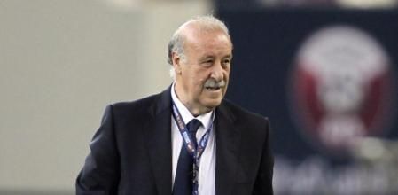 Vicente Del Bosque da instrucciones durante el encuentro ante Uruguay