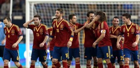 Los jugadores españoles celebran el gol de Cesc ante Uruguay