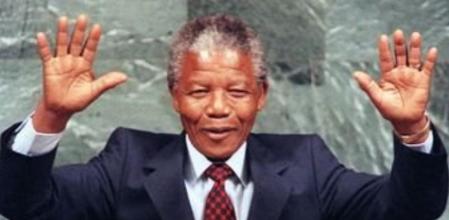 Mandela, como presidente del Congreso Nacional Sudafricano, responde a la aclamación de los asistentes en las Naciones Unidas, el 22 de junio de 1990, cuatro meses después de salir de prisión.