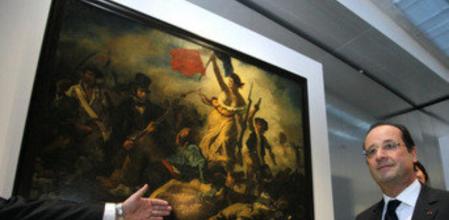Fotografía de archivo que muestra al presidente francés, François Hollande, junto a la obra 'Libertad guiando al pueblo' durante la inauguración del museo Louvre-Lens