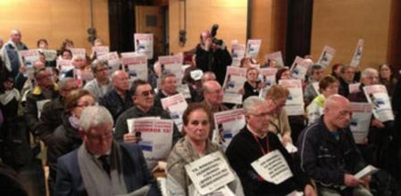 La sala de plenos de Mataró, con los afectados de Estafabanca