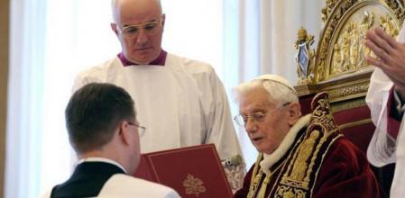 El papa Benedicto XVI, durante el acto en el que anunció su renuncia.