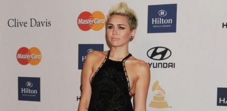 Miley Cyrus con el vestido de la polémica, al considerarse que tenía 'demasiado escote' por los organizadores de las fiesta pre-Grammy a la que acudió la cantante