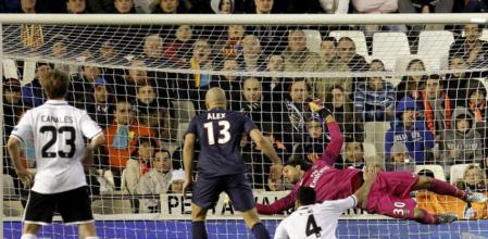 El defensa francés del Valencia, Adil Rami (2d), tras batir al guardameta del PSG, el italiano Salvatore Sirigu