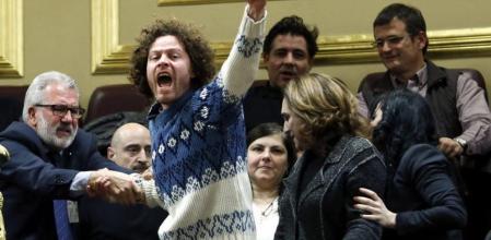 Varias personas, promotores de la iniciativa legislativa popular contra los desahucios, son desalojados de la tribuna de invitados del Congreso durante el pleno celebrado esta tarde que debate una iniciativa popular sobre la dación en pago, la paralización de los desahucios y el alquiler social