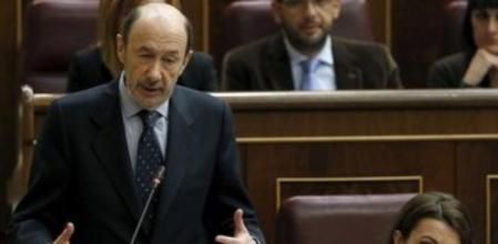 El líder de la oposición, Alfredo Pérez Rubalcaba, durante su intervención en la sesión de Control al Ejecutivo que tiene lugar en el Congreso de los Diputados .