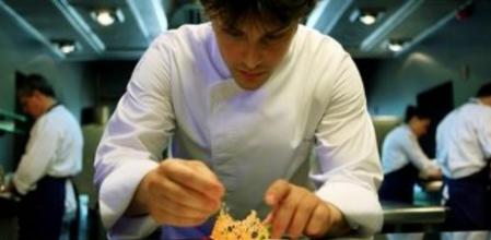 Jordi Cruz acaba de dar los últimos toques a un plato