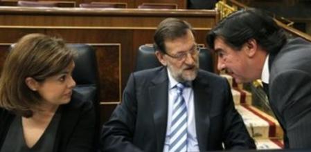 El presidente del Gobierno, Mariano Rajoy (c), y la vicepresidenta Soraya Saénz de Santamaría (i), conversan con el secretario general del grupo popular en el Congreso, José Antonio Bermúdez de Castro (d), en el Congreso de los Diputados.