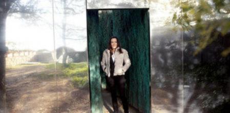 La escultora donostiarra, ante una de sus instalaciones, ubicada en el jardín de su casa estudio, en la sierra madrileña