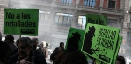 Concentración de trabajadores público delante de sede del Departament de Governació