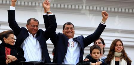 Rafael Correa saluda a seguidores junto al vicepresidente electo, Jorge Glass en Quito (Ecuador), tras recibir los primeros resultados electorales que le dan la victoria