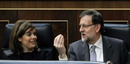 El presidente del Gobierno, Mariano Rajoy, conversa con la vicepresidenta, Soraya Sáenz de Santamaría, poco antes de intervenir hoy en el Congreso de los Diputados en su primer debate sobre el estado de la nación al frente del Ejecutivo