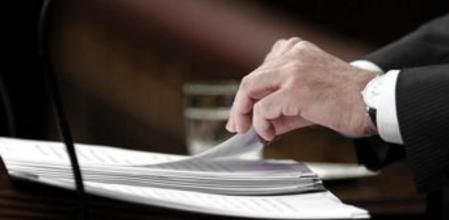 Detalle de las manos del presidente del Gobierno, Mariano Rajoy, al inicio de su intervención en su primer debate sobre el estado de la nación al frente del Ejecutivo, en el que se observa también todos los folios que contienen su discurso