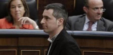 El diputado de Amaiur, Iker Urbina, pasa ante la ministra de Sanidad, Ana Mato, y el titular de Economía, Luis de Guindos, en su camino hacia la tribuna de oradores, en la segunda sesión del debate sobre el estado de la nación, esta mañana en el Congreso de los Diputados.