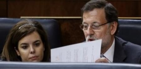 El presidente del Gobierno, Mariano Rajoy, junto a la vicepresidenta y portavoz del Gobierno, Soraya Sáenz de Santamaría, durante la sesión de la tarde del debate sobre el estado de la nación que se celebra hoy y mañana en el Congreso de los Diputados.