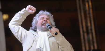 El fundador de Movimiento 5 Estrellas, Beppe Grillo, durante un mitin en la plaza del Duomo de Milán, el 19 de febrero de 2013