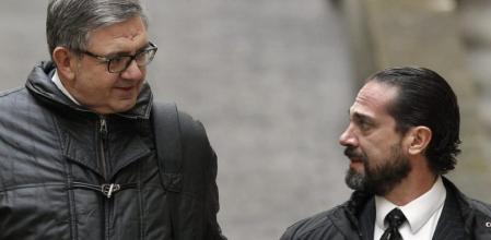 El secretario de las infantas Elena y Cristina, Carlos García Revenga, acompañado por su abogado, Enrique Molina, a su llegada a los juzgados de Palma