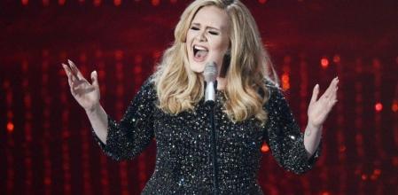 Adele interpretando el tema de 'Skyfall'