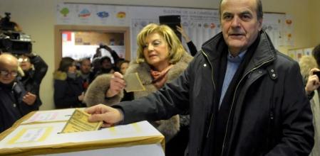Bersani vota en las elecciones de 2013 en Italia.