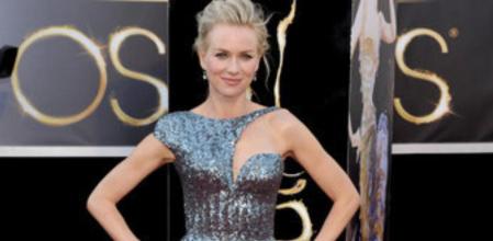La actriz Naomi Watts espectacular a su llegada a la alfombra roja de los Oscar 2013 con un diseño de Armani Privé
