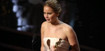 Jennifer Lawrence recoge el Oscar a la mejor actriz