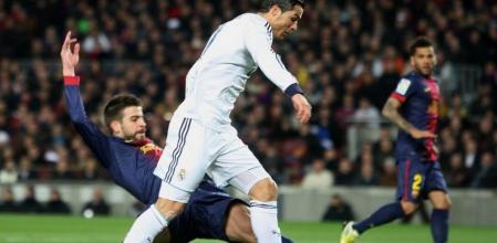 La acción en la que el árbitro juzgó que piqué cometía penalti sobre Cristiano.