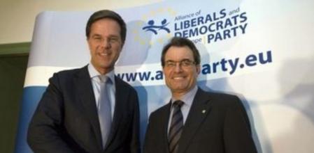 Fotografía facilitada por la Generalitat de Catalunya de su presidente, ArturMas (d), saludando al ministro holandés, Mark Rutte. Mas ha aprovechado hoy su visita a Amsterdam (Holanda), donde ha participado en una cumbre liberal-demócrata, para explicar su proyecto soberanista en Cataluña ante dirigentes europeos y defender la política de acción exterior de la Generalitat.