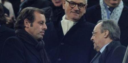 El presidente del Barça, Sandro Rosell, saluda al presidente del Real Madrid, Florentino Pérez, antes del encuentro de la Copa del Rey en el Camp Nou