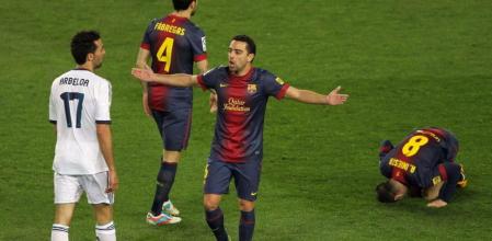 Xavi Hernández protesta ante Álvaro Arbeloa.