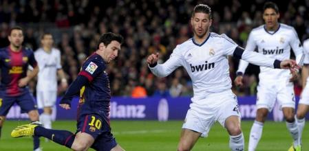 Lionel Messi consigue la primera ocasión de gol en el partido semifinal de la Copa del Rey en el Camp Nou, el 26 de febrero de 2013