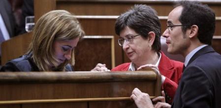 Carme Chacón conversa con los diputados del PSC Teresa Cunillera y Francesc Vallés en el pleno del Congreso