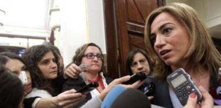 La diputada del PSC realiza declaraciones a los medios en el Congreso