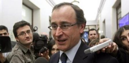 El portavoz del PP en el Congreso, AlfonsoAlonso, realiza declaraciones a los medios en los pasillos de la Cámara baja
